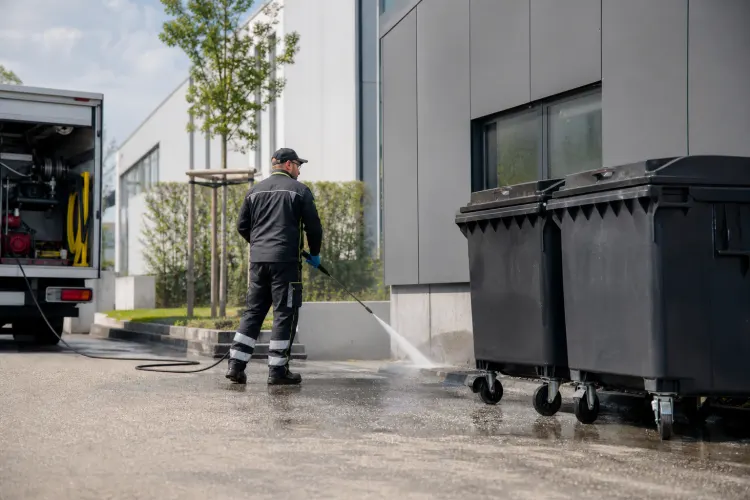 Sauberer Müllplatz mit gereinigten Abfallbehältern an einem Gewerbestandort